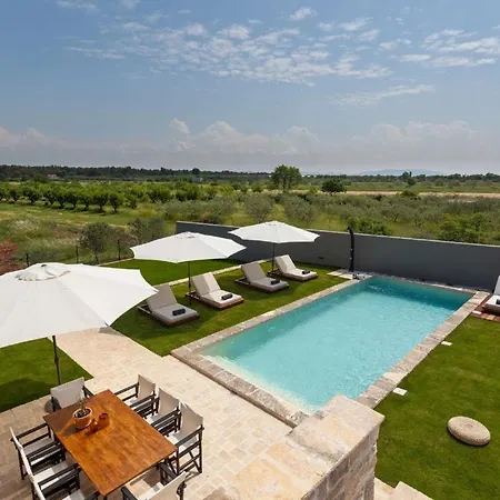 Royal With Heated Pool Villa *