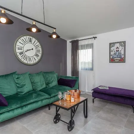 فيلة Royal With Heated Pool *