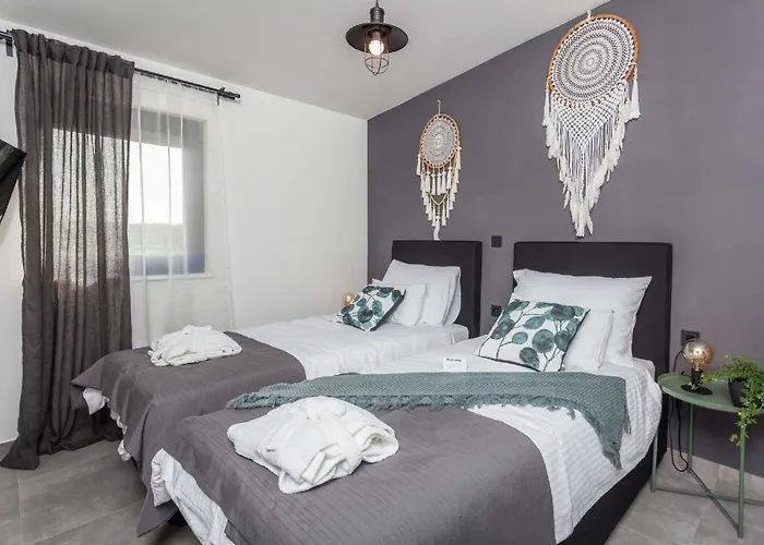 Royal With Heated Pool Vila *