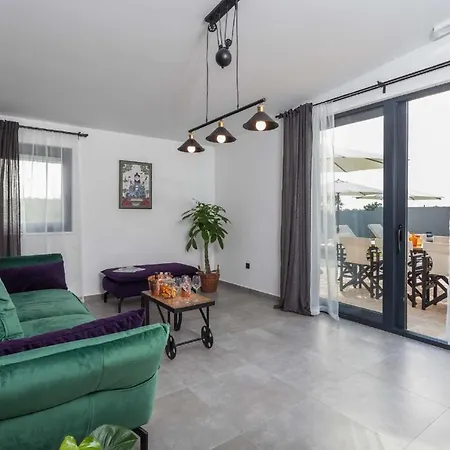 Royal With Heated Pool Willa