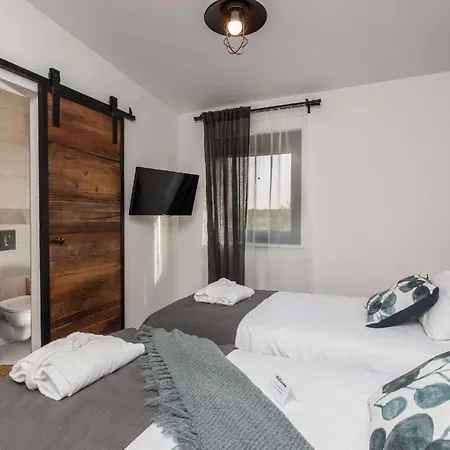 Royal With Heated Pool Opatijski Torovi